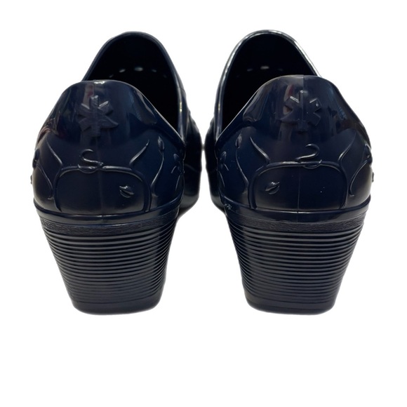 Danek pixie blue floral embossed slip resistant & waterproof clogs - Picture 2 of 7